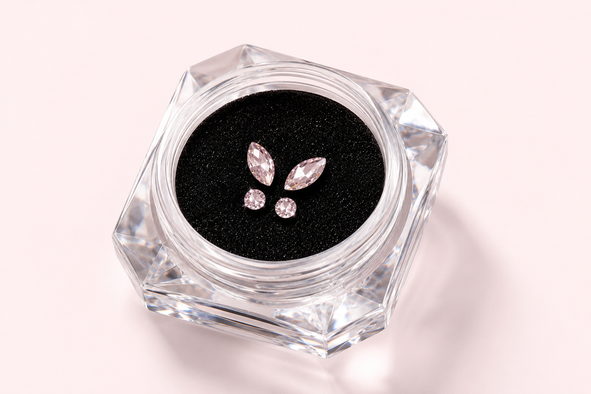 Non. Les cristaux Swarovski ont une coupe de precision unique. Les imitations sont ternes.
