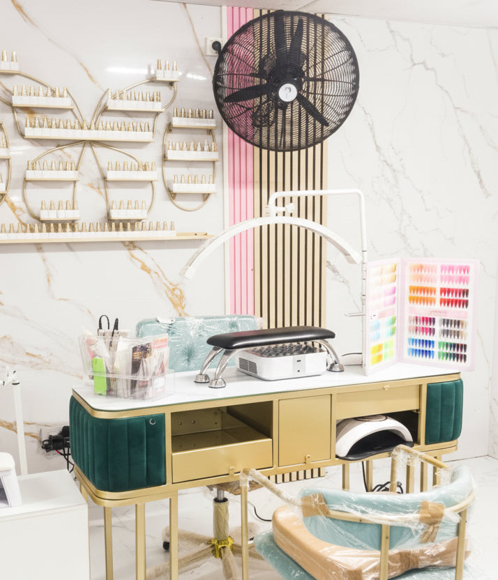 Espace Coworking Chic : Table de Manucure Vert émeraude Monde de l'Esthétique
